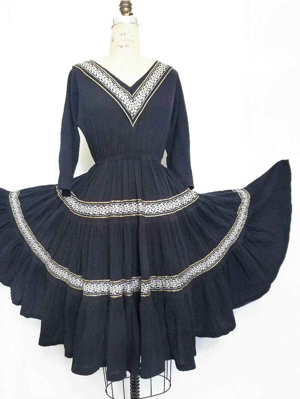 True Vintage 1950s Anthracite and Gold Patio / Fiesta Dress with Circle Skirt M
